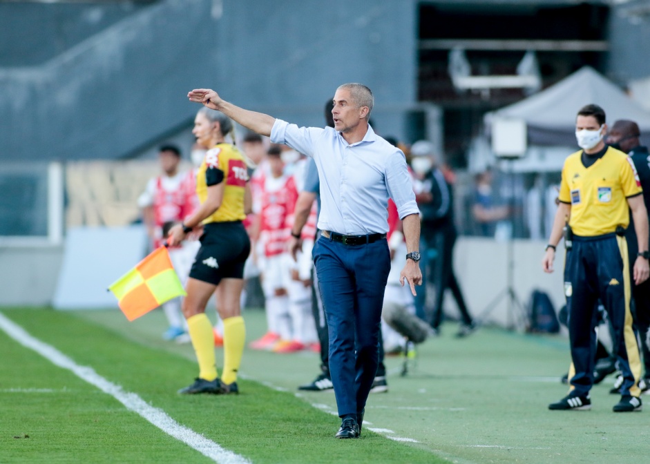 Sylvinho viu o Corinthians empatar sem gols contra o Santos em uma partida com muitas chances perdidas