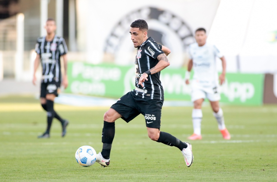 Gabriel em ao contra o Santos na Vila; camisa 5 do Corinthians de volta  funo de primeiro volante