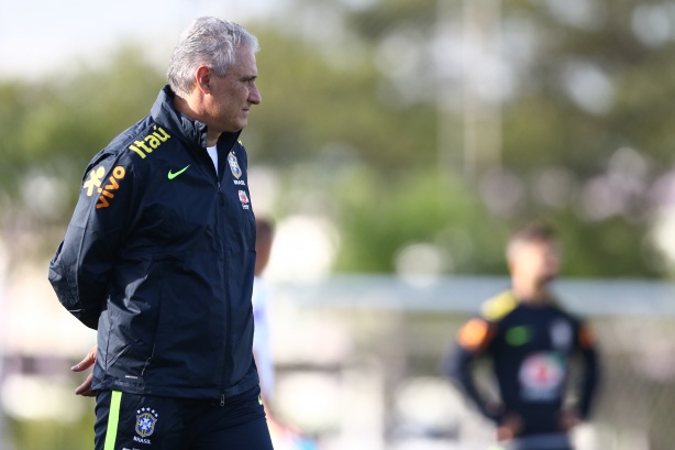 Tite � assaltado em caminhada matinal em praia do Rio de Janeiro