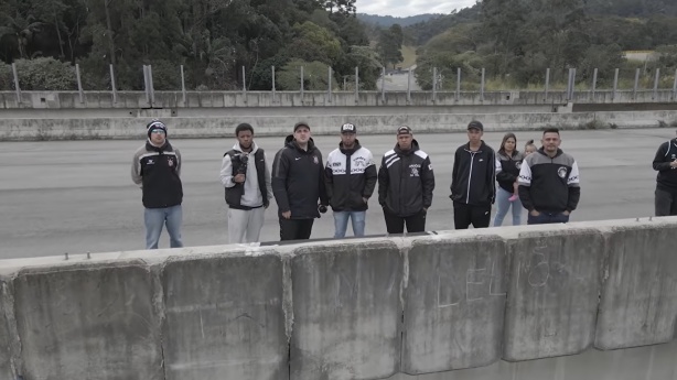 Kelvin e alguns integrantes da torcida próximos à Neo Química Arena