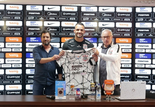 Renato Augusto foi apresentado pelo presidente Duilio Monteiro Alves e pelo diretor de futebol, Roberto de Andrade