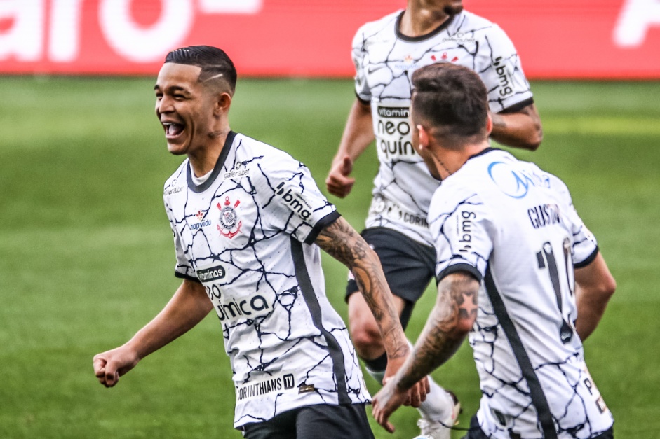 Adson marcou dois gols no primeiro tempo e foi um dos destaques na vitria do Corinthians