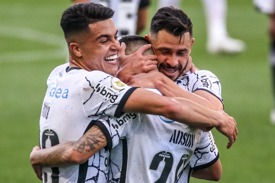 Roni e Adson foram revelados na base do Corinthians e tiveram participaes nos ltimos gols da equipe