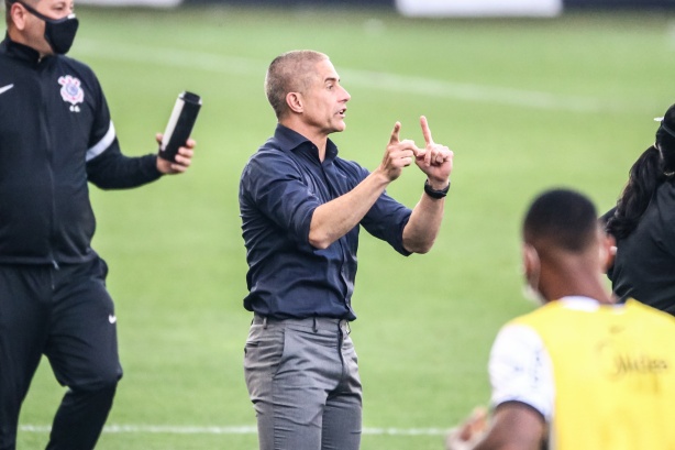 Sylvinho comemorou vitória contra o Ceará