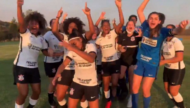 Elenco do Corinthians comemorou a classifica��o para a semifinal