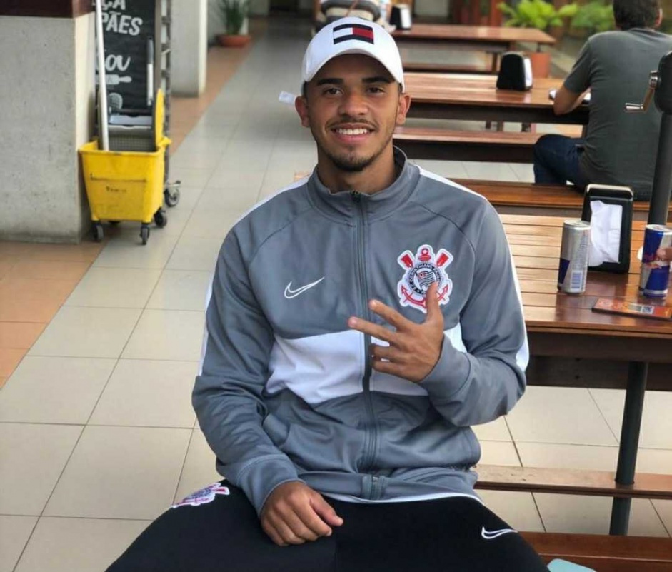 Thomas Rafael assinou contrato profissional com o Corinthians