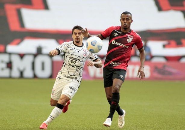 Fagner foi uma das preocupações da torcida em meio à vitória contra o Athletico-PR