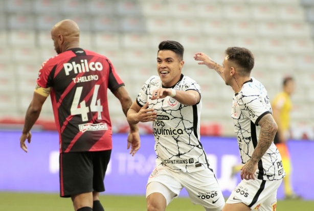 Roni marcou o gol da vitória do Corinthians contra o Athletico-PR