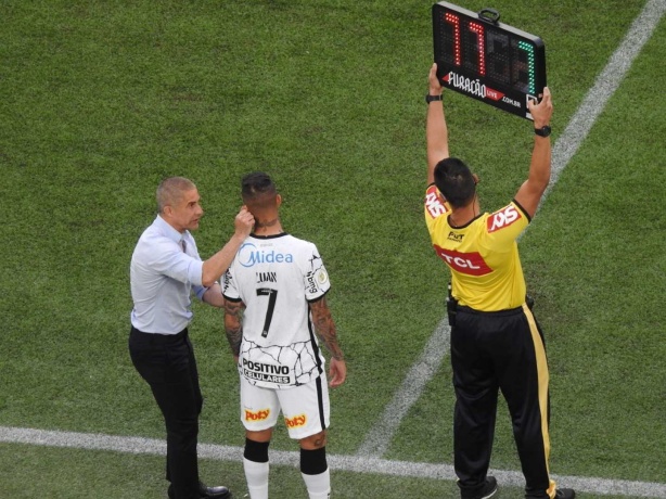 Luan chegou a entrar no jogo de domingo, substituindo J� no segundo tempo