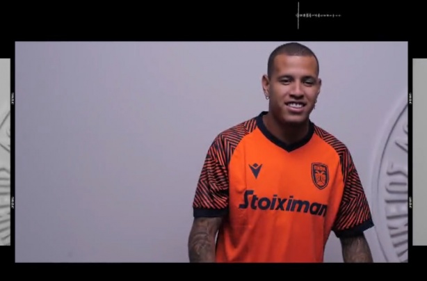 Lateral foi oficializado neste sábado como jogador do clube grego