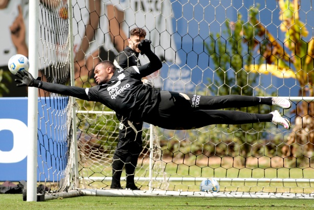 Carlos Miguel treina com o restante do elenco do Corinthians e já pode fazer sua estreia pelo clube