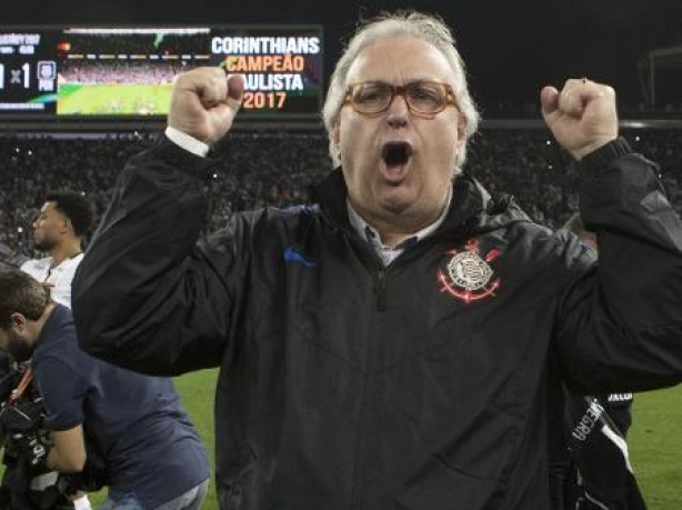 Roberto de Andrade diz que Willian abriu m�o de receber grande quantia de dinheiro para jogar no Corinthians