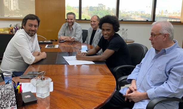 Duilio Monteiro Alves recebe Willian no Parque São Jorge