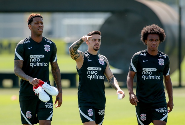 Gil, Fagner e Willian durante treinamento no CT Joaquim Grava