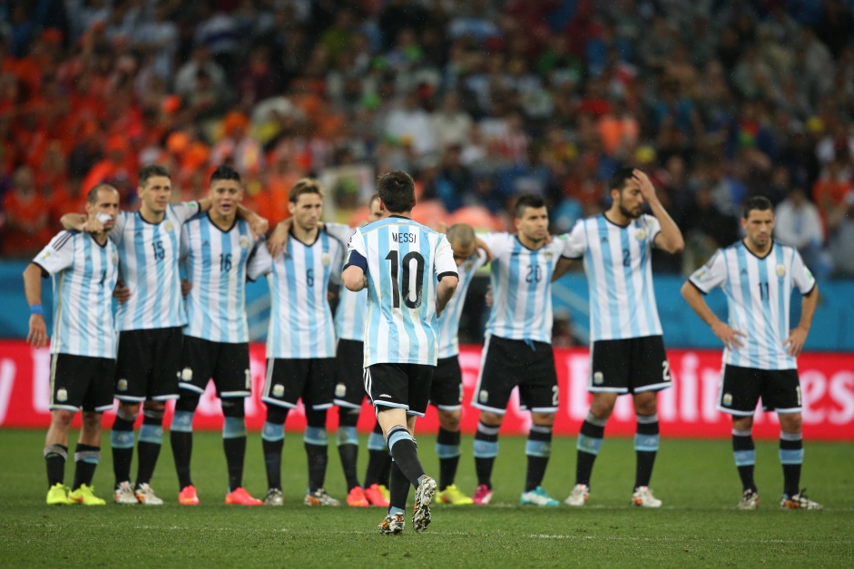 Messi e a seleo da Argentina durante a disputa de pnaltis da semifinal da Copa do Mundo, na Arena