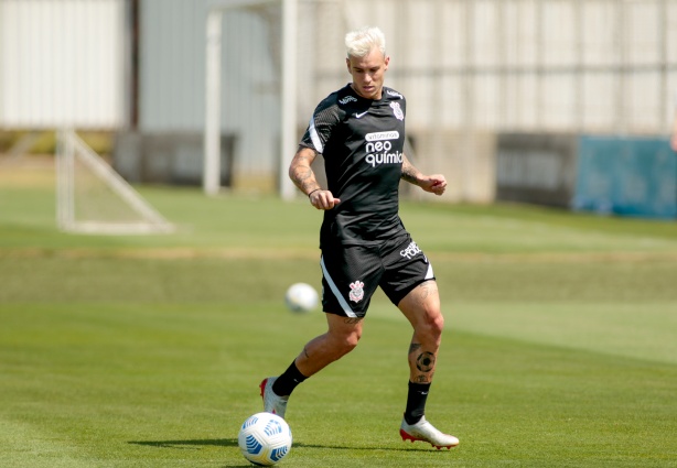 Róger Guedes já treina com o restante dos companheiros, fundamentais para sua chegada