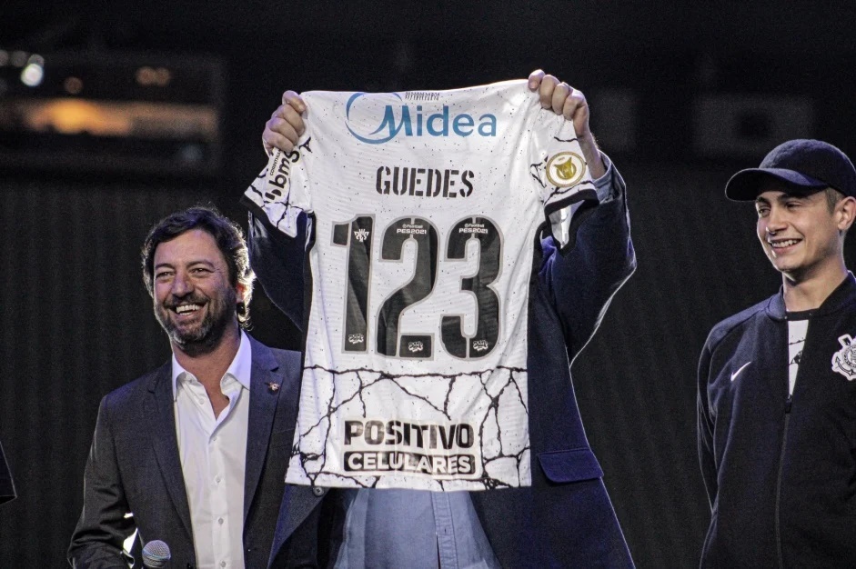 Rger Guedes surpreendeu a todos e escolheu o nmero 123 para estampar sua camisa do Corinthians