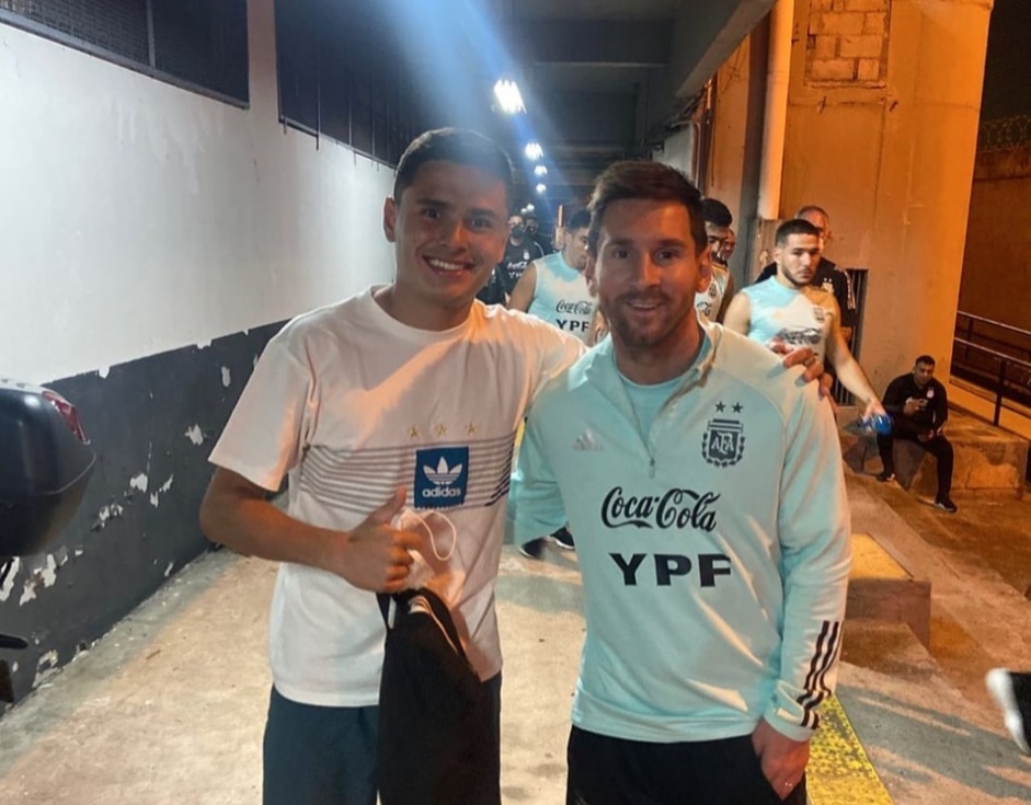 Thomas Augustin ao lado de Messi na Fazendinha