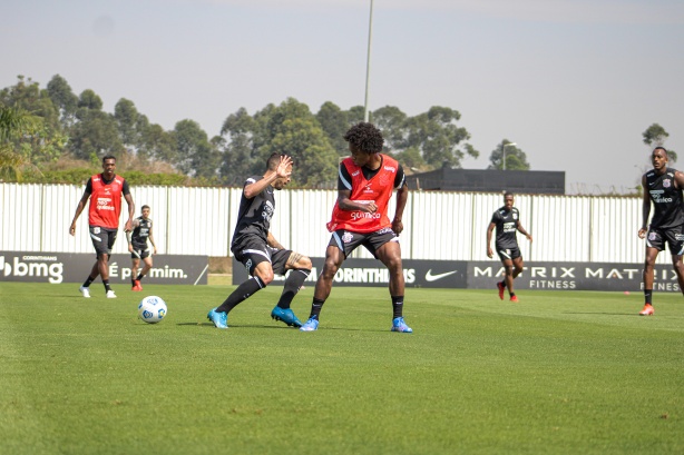 Willian participou normalmente do treino deste sábado