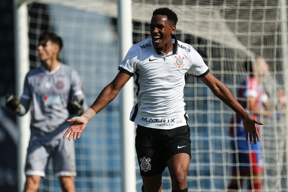 Cau marcou um dos sete gols do Corinthians na partida