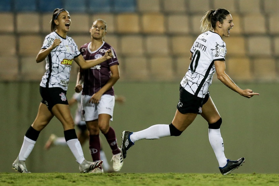 Gi Campiolo e Gabi Zanotti comemoram terceiro gol do Corinthians contra a Ferroviria