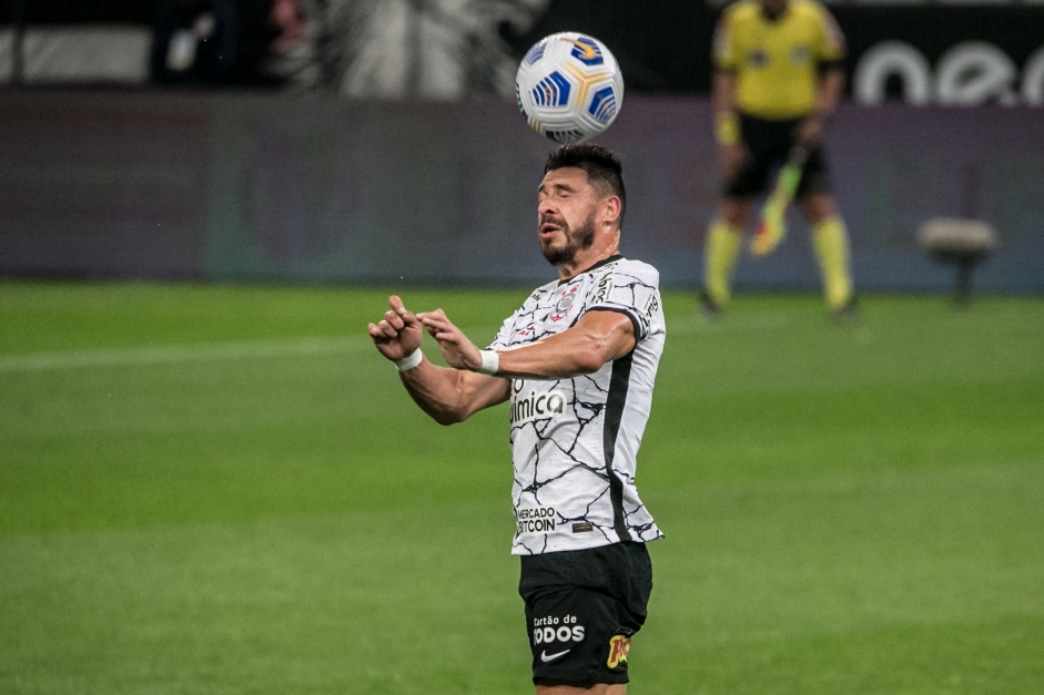 Giuliano tenta cabeada no meio-campo do Corinthians