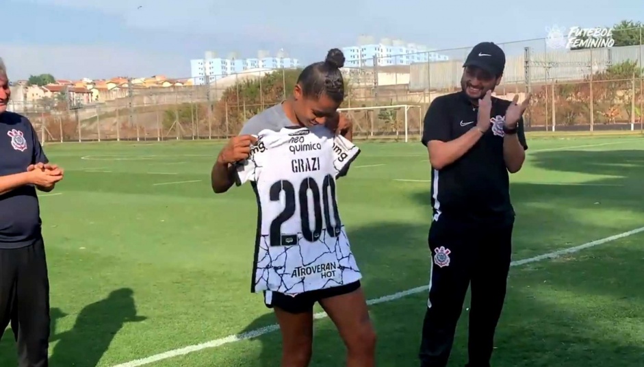 Grazi recebeu homenagem do Corinthians pelos 200 jogos que vai completar com o clube