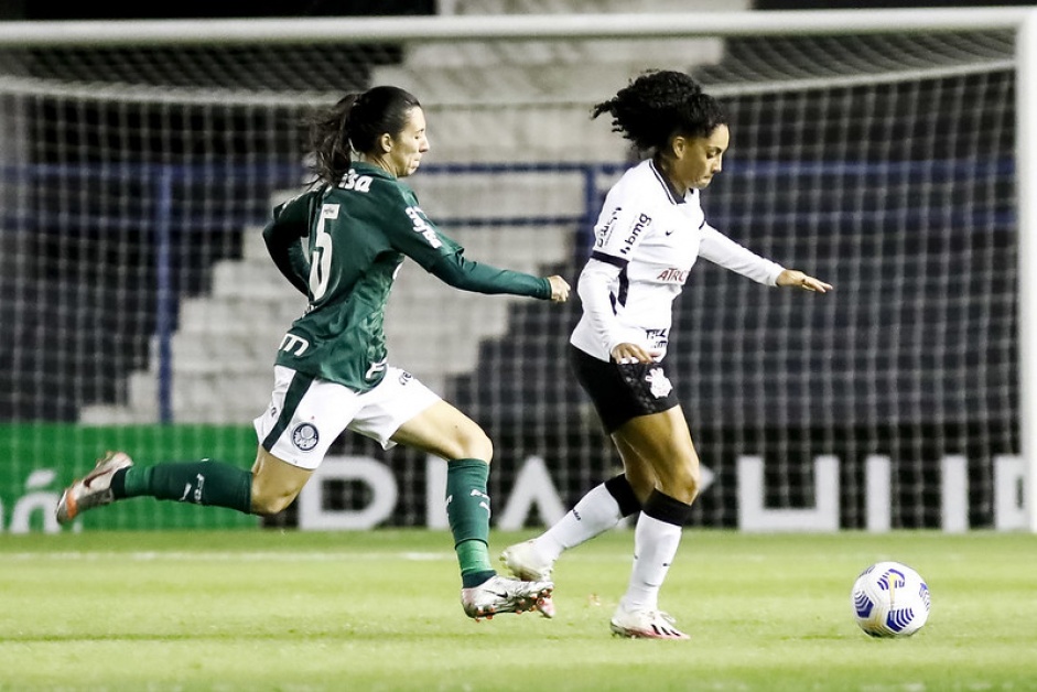 Julia Bianchi e Yasmim durante o duelo entre Corinthians e Palmeiras na primeira fase do Brasileiro Feminino