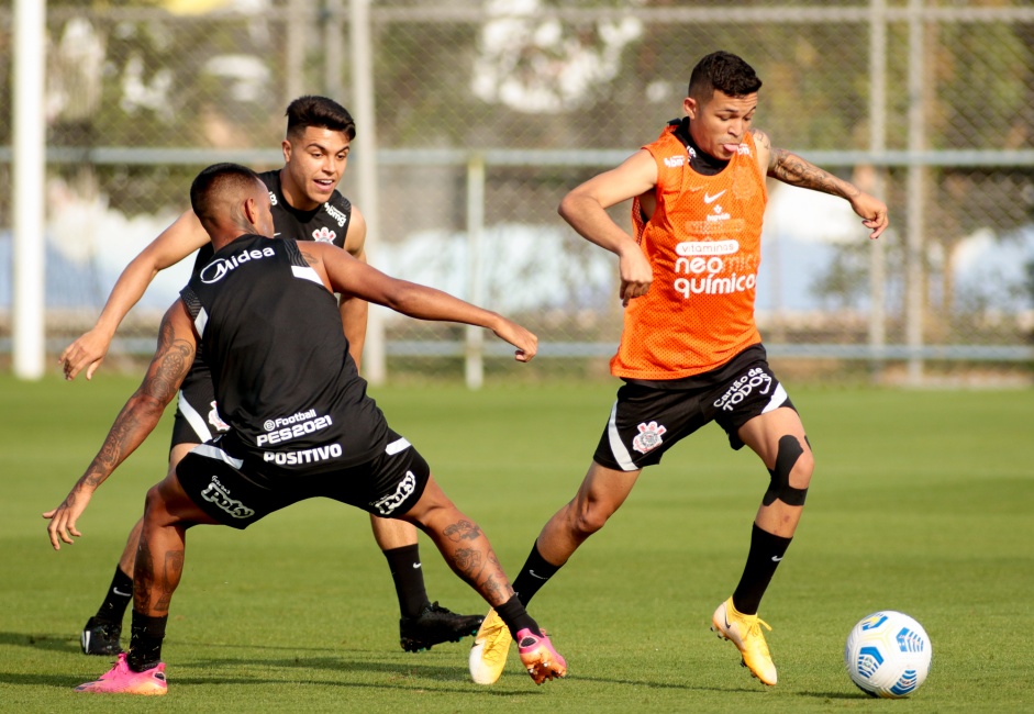 Adson desfalcou o Corinthians nos dois ltimos jogos do time, mas est voltando aos treinos aos poucos
