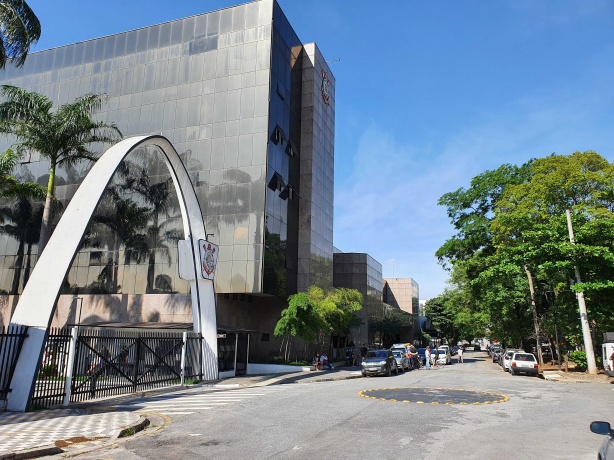 Marcos Roberto Fernandes trabalhou na função de controller do clube na gestão de Alberto Dualib, mais precisamente entre agosto de 2000 e março de 2007