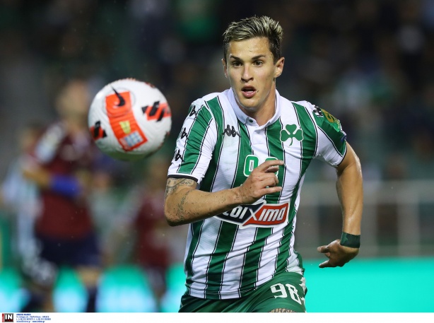 Mateus Vital n�o entrou em campo na final, mas celebrou a conquista da Copa da Gr�cia