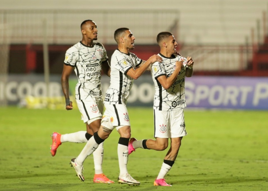 Gabriel comemora seu primeiro gol como profissional com Gabriel e Raul Gustavo