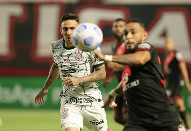 Gabriel Pereira marca o primeiro gol como atleta profissional do Corinthians