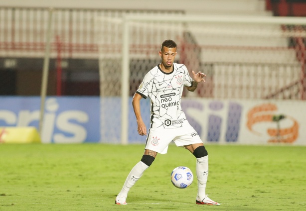 Jo�o Victor tira bola na linha do gol e se destaca no jogo entre Corinthians e Atl�tico-GO
