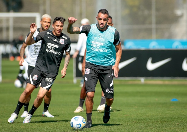 Sylvinho falou sobre Renato Augusto e Mantuan em coletiva de imprensa