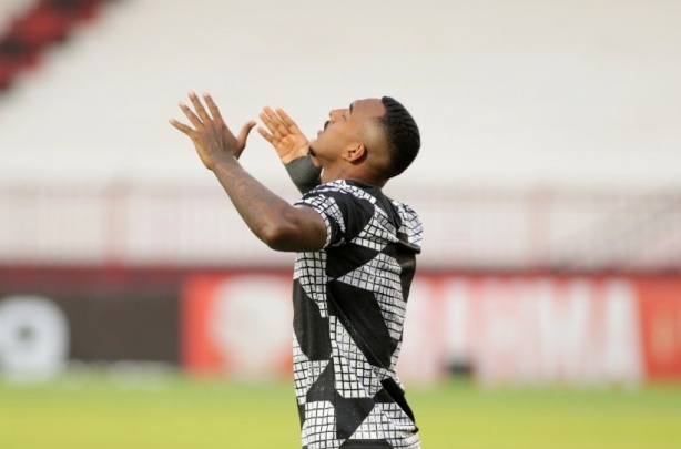 Torcida do Corinthians valorizou a base e tamb�m criticou Sylvinho