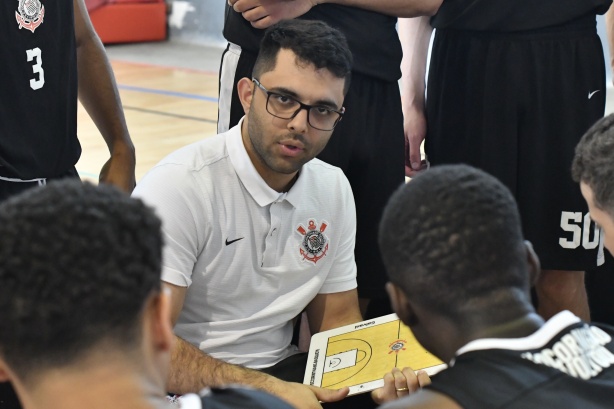 Vitor Galvani, técnico do Sub-20 do time de basquete do Corinthians e assistente técnico na equipe profissional, concede entrevista ao Meu Timão