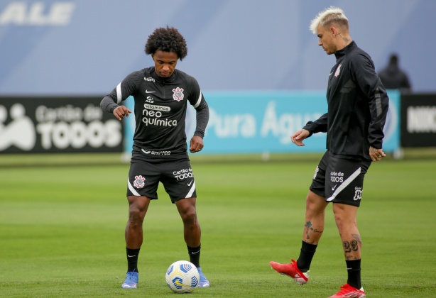 Willian e R�ger Guedes juntos em mais um treino do Corinthians nesta sexta-feira