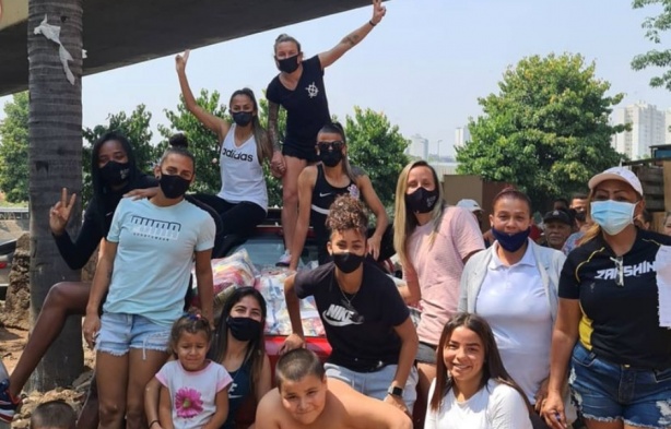 Jogadoras, comissão e estafe do Corinthians feminino doaram 70 cestas básicas neste sábado