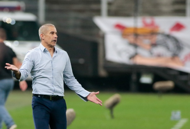 Time de Sylvinho foi vazado em 12 dos �ltimos 15 jogos que disputou