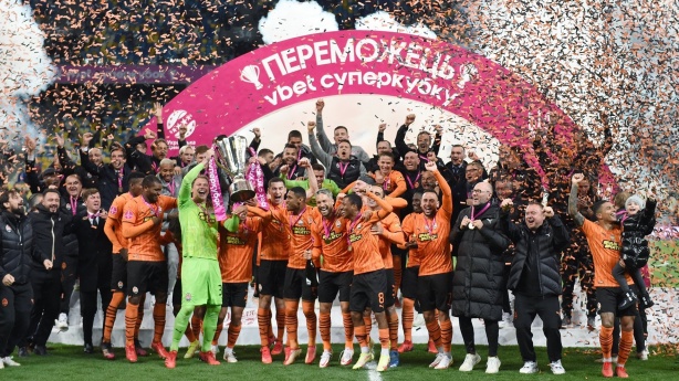 Pedrinho e Maycon foram titulares do Shakhtar na conquista da Supercopa da Ucrânia