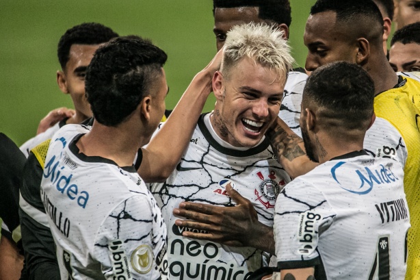 Róger Guedes marcou os dois gols do Corinthians contra o Palmeiras
