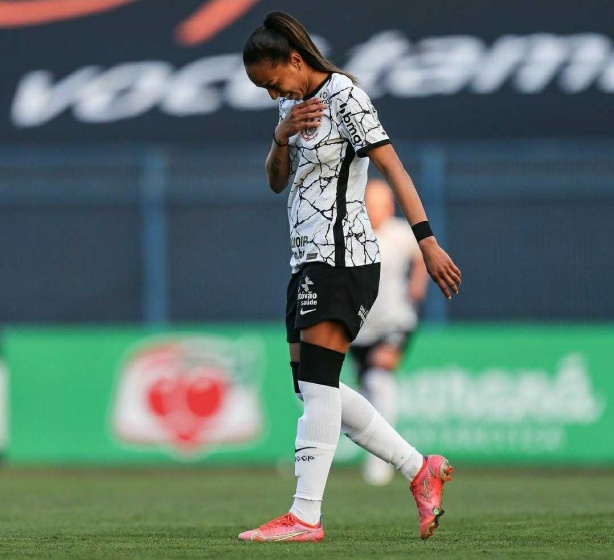 Adriana recebeu homenagem do Corinthians pelos 100 jogos com o clube