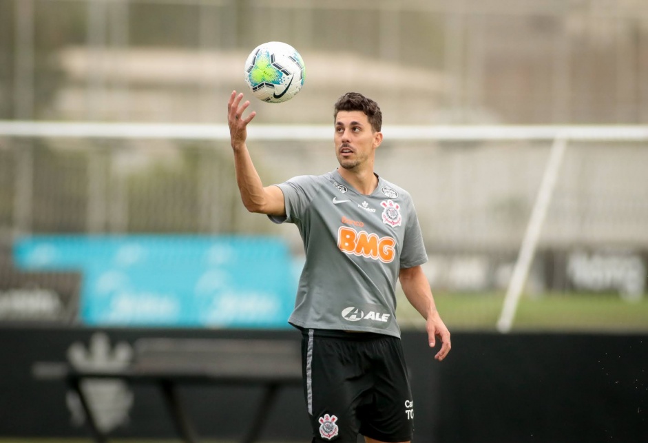 Danilo Avelar aguarda definio de futuro no Corinthians