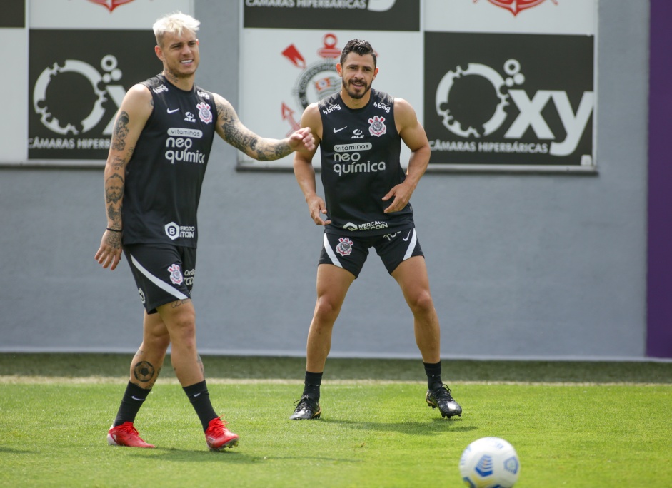 Rger Guedes e Giuliano em treino do Corinthians nesta quarta-feira, no CT Joaquim Grava