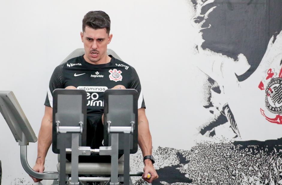 Danilo Avelar deve seguir a programao de treinos do Corinthians at o final deste ano