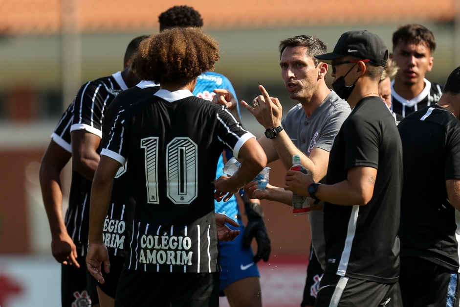 Tcnico Diogo Siston orientando o camisa 10 Guilherme Biro, durante o jogo entre Corinthians e Red Bull Bragantino