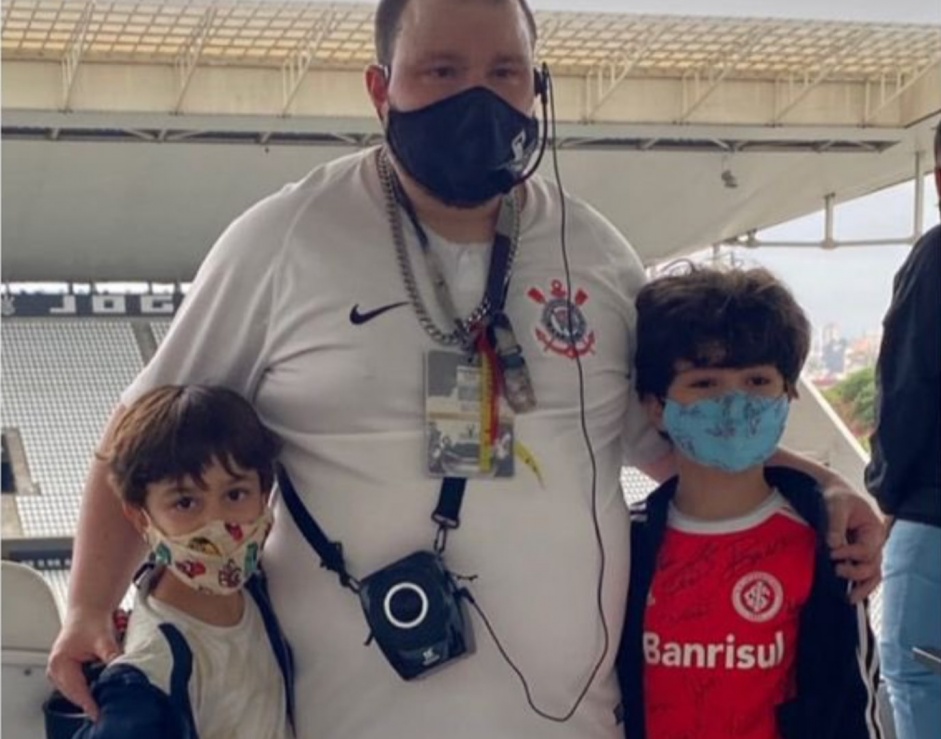 Joo Otvio (direita), de seis anos, foi convidado pelo Corinthians para fazer o tour de visitao pela Neo Qumica Arena