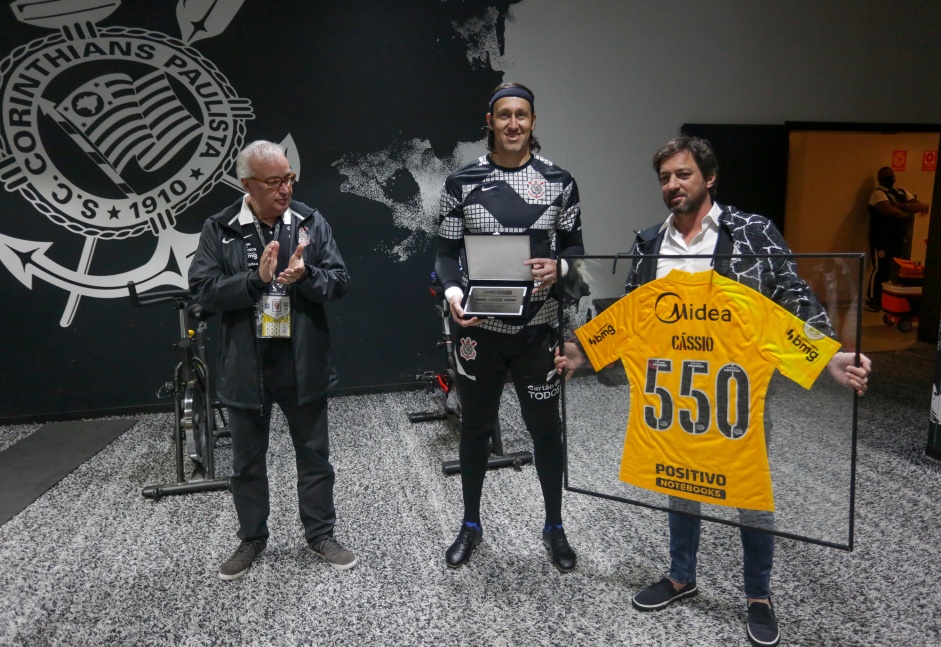 Cssio foi homenageado pela diretoria do Corinthians antes do jogo desta tera-feira