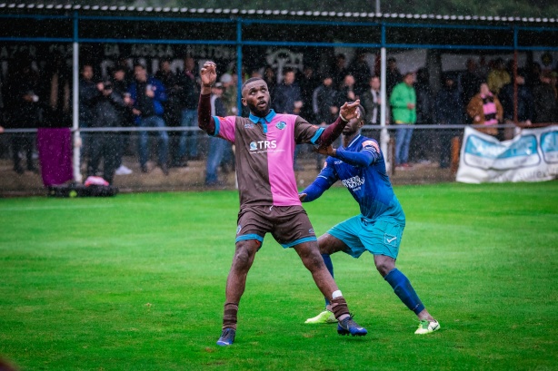 Mfula marcou o primeiro gol do Casuals